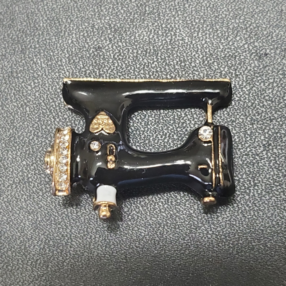 *Sale* Black enamel sewing machine brooch - Picture 3 of 7